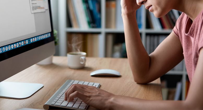 Женщина читает интернет